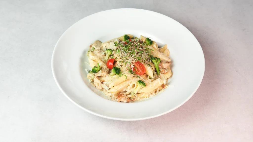 Penne z kurczakiem, brokułem i pieczarkami