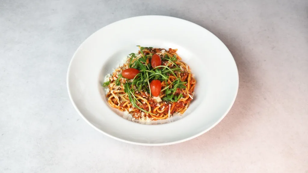 Spaghetti ze szpinakiem, kurczakiem, serem feta i suszonymi pomidorami