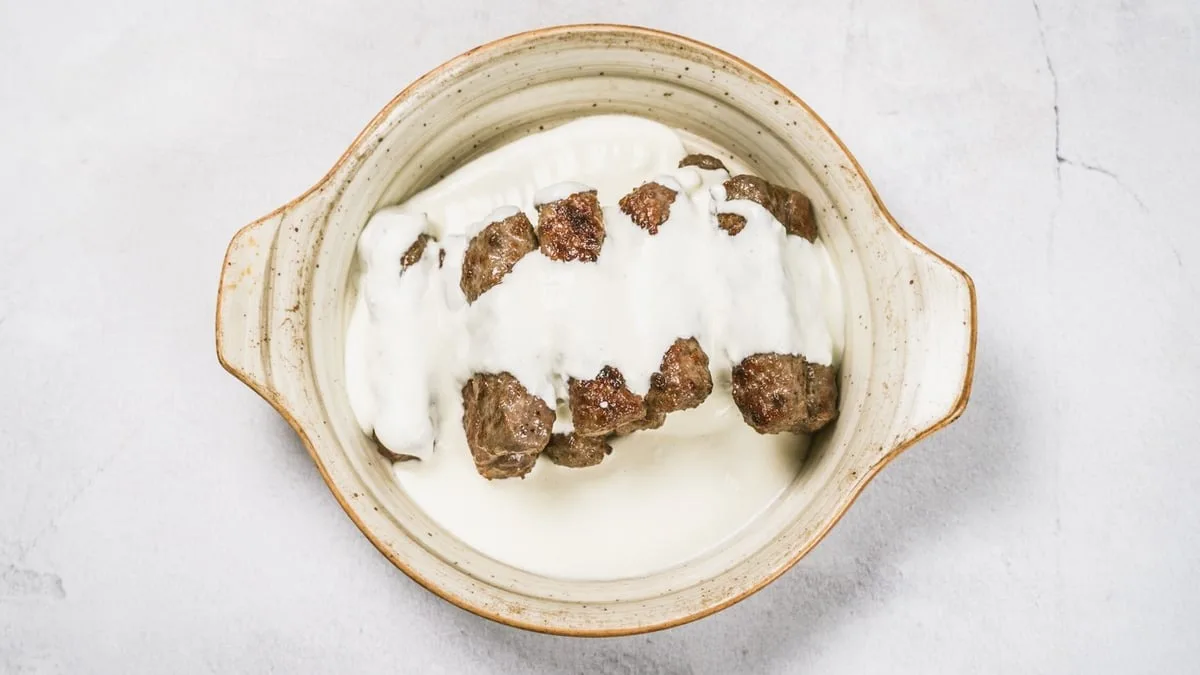 Ćevapi u umaku od kajmaka