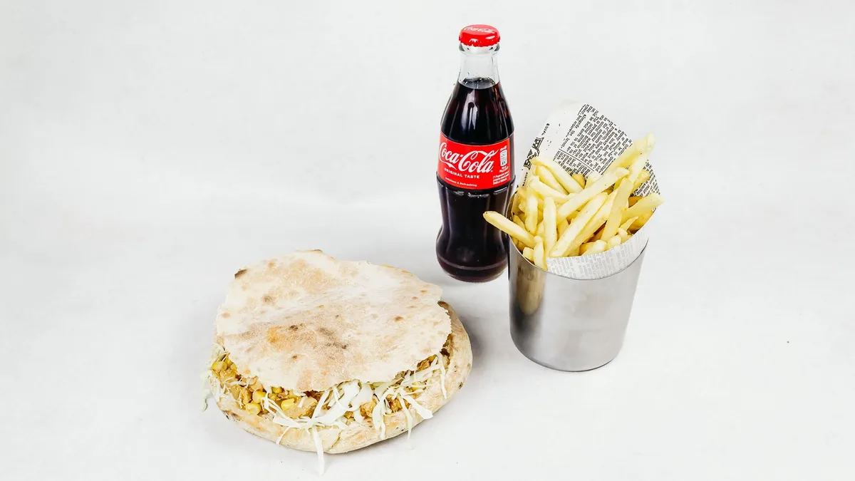 Grill piletina sa sirom + pommes frites + Coca-Cola Zero 0,5 l ✨