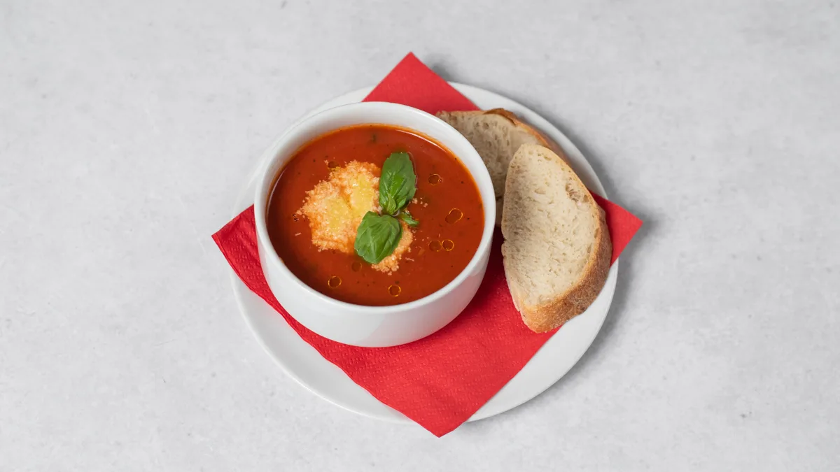 TOMATOVÁ POLÉVKA S ČERSTVOU BAZALKOU  SYPANÁ PARMAZÁNEM	/ TOMATO SOUP