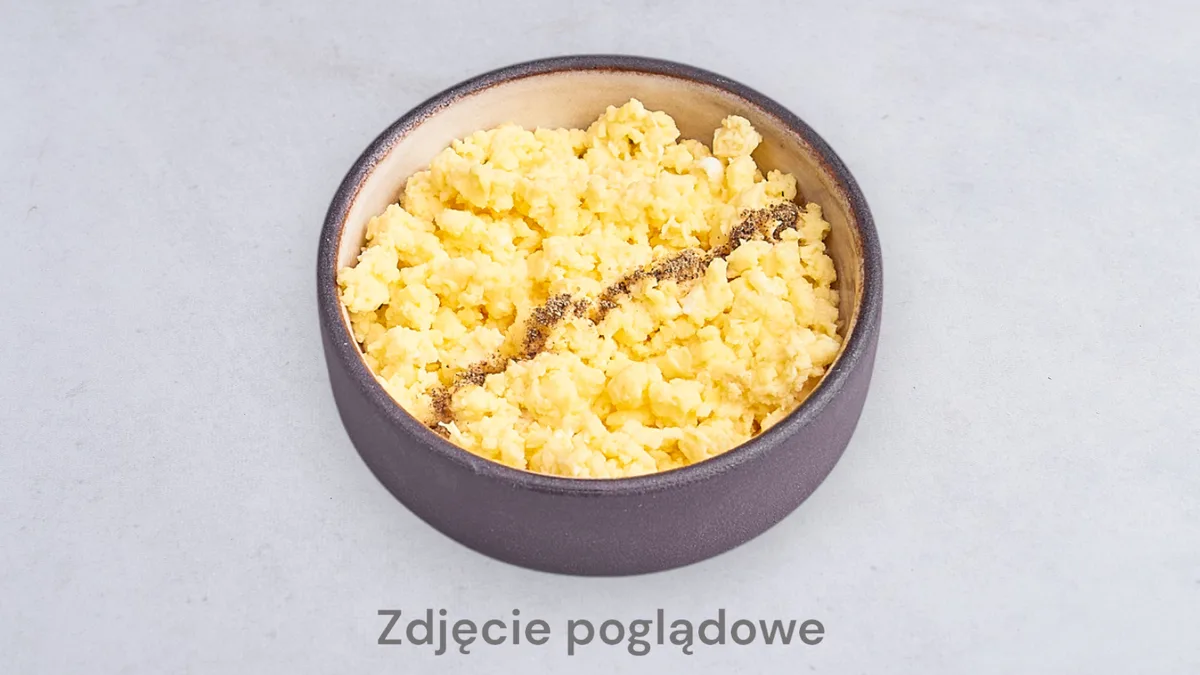 Jajecznica z 3 jaj na szynce w zestawie