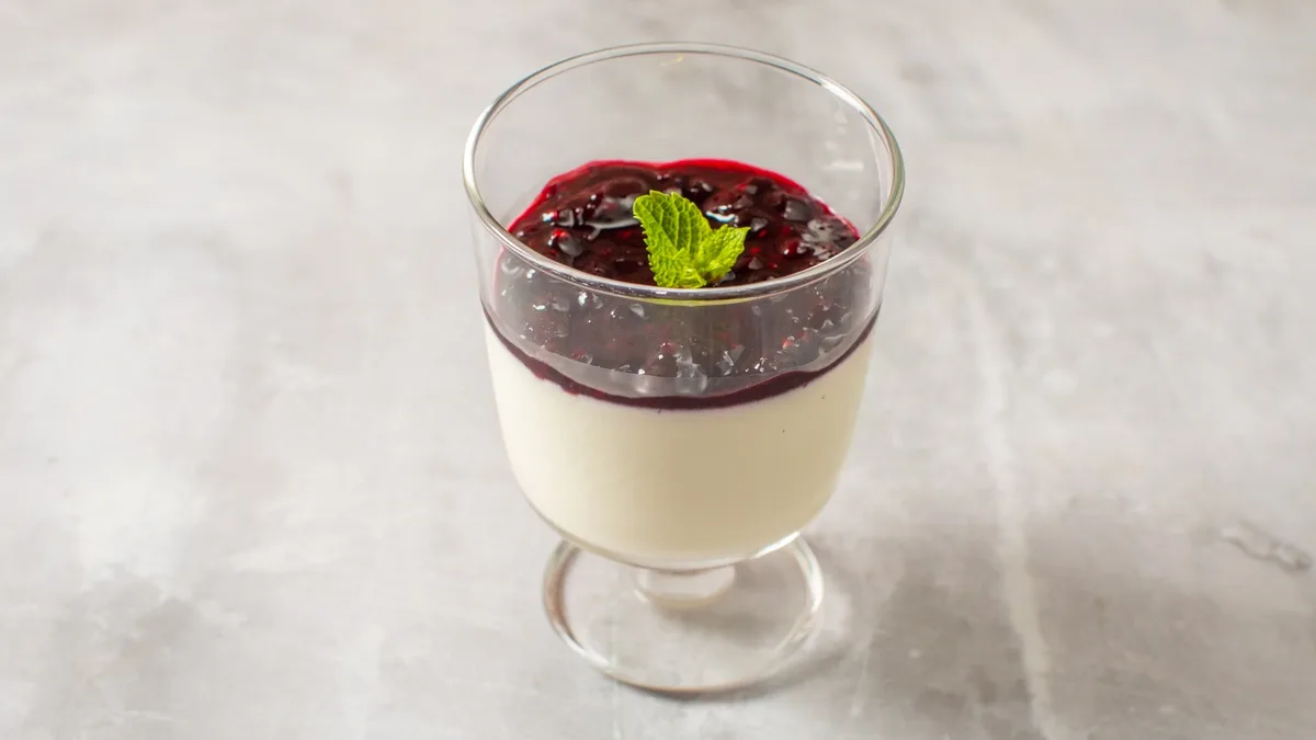 Panna Cotta s preljevom od šumskog voća