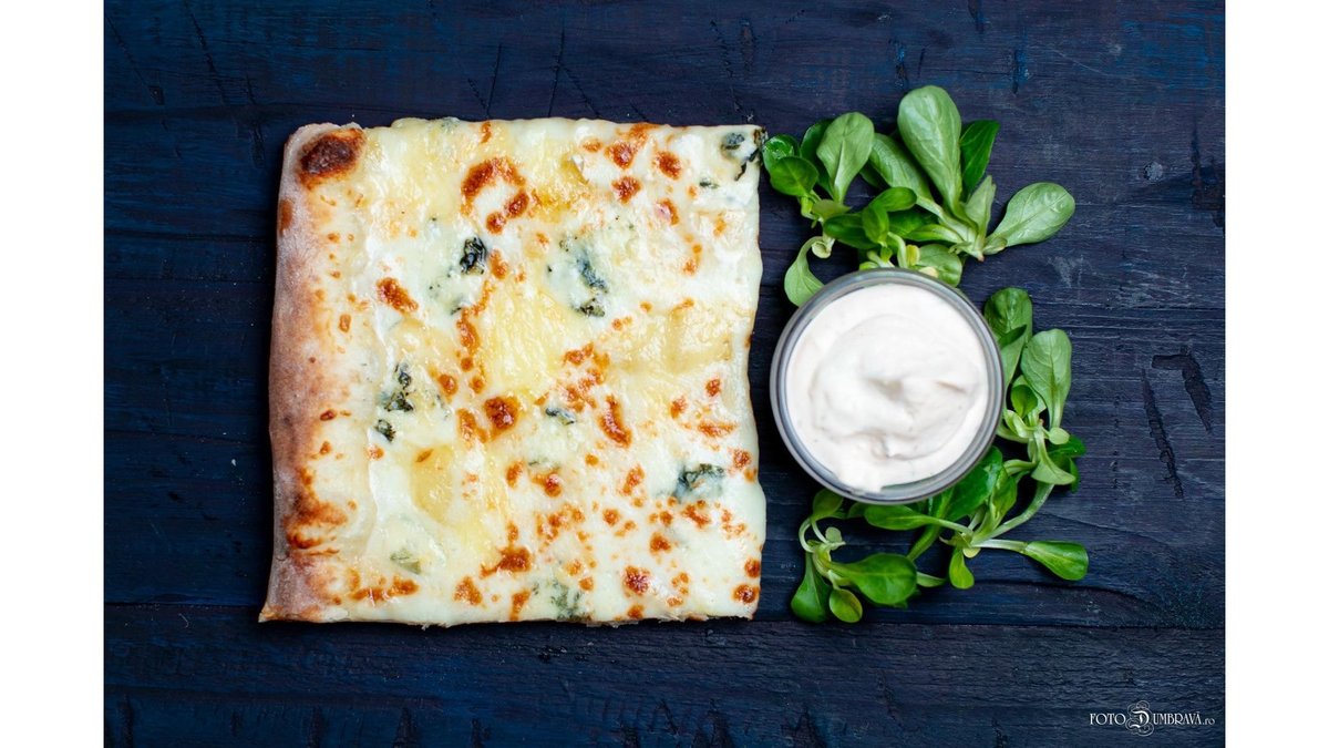 Pizza la felie quattro formaggi