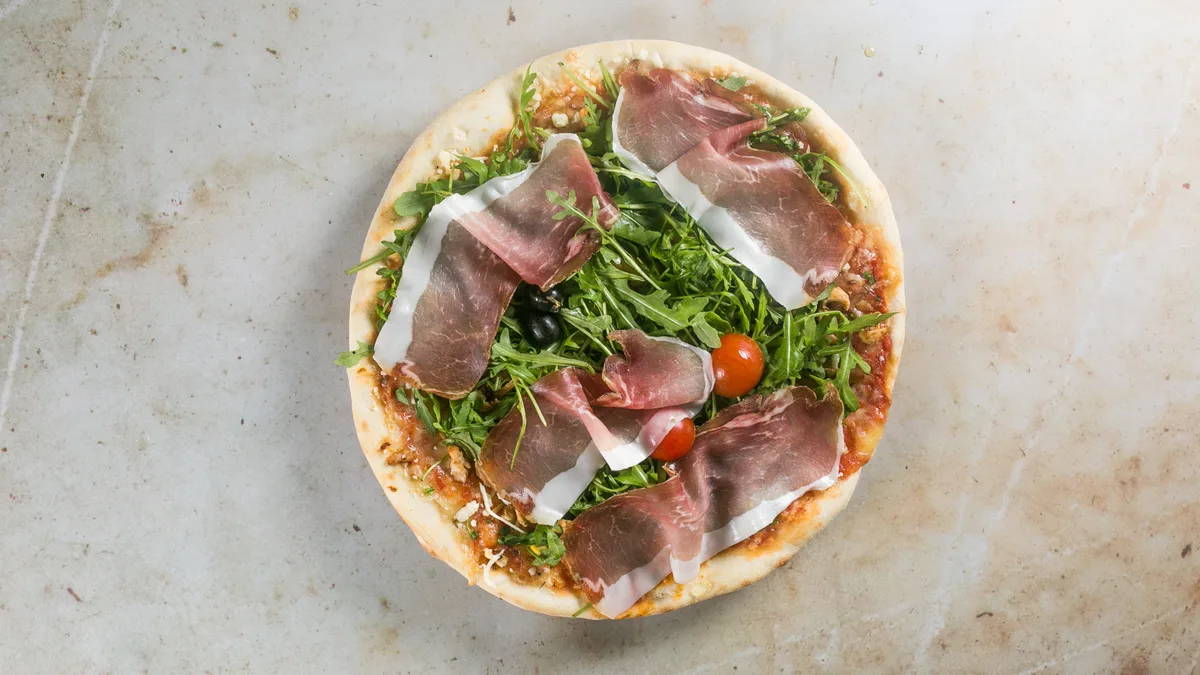 Pizza rikula i pršut mala