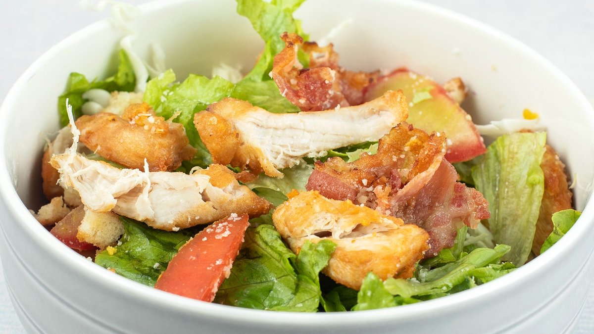 Cezar salata u korpici od testa