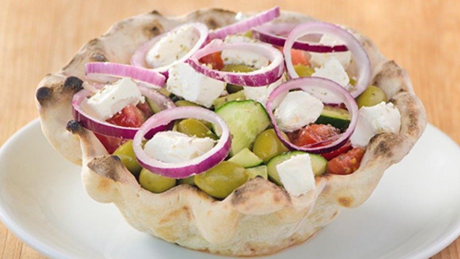 Grčka salata u korpici od testa