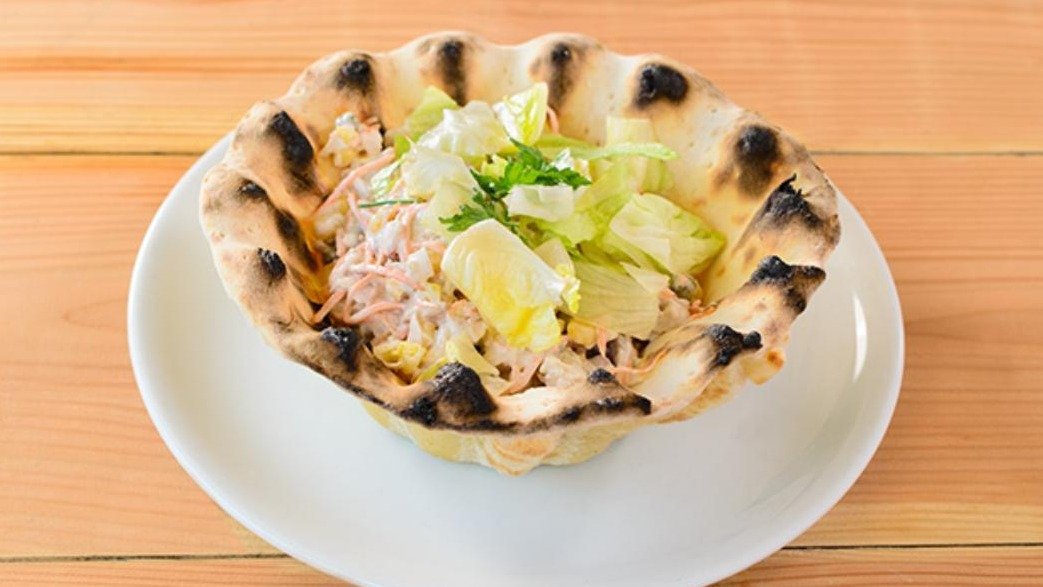 Pileća salata u korpici od testa
