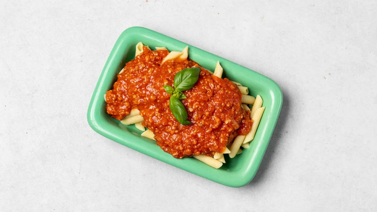 Penne cygańskie w sosie bolognese z kabanosem i jalapeño zapiekane serem