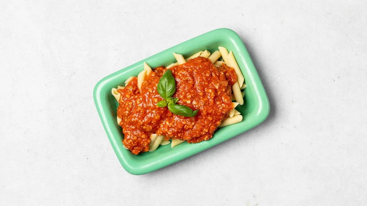 Penne w sosie bolognese zapiekane serem