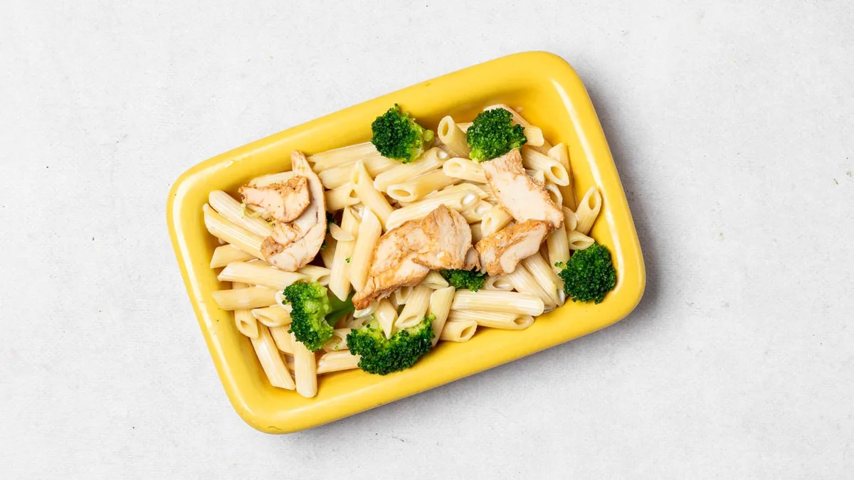 Penne w sosie śmietanowym z kurczakiem i przyprawą curry