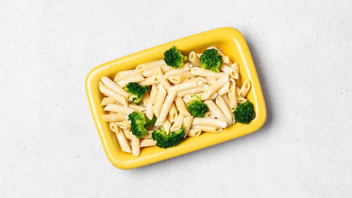 Penne w sosie śmietanowym ze szpinakiem i suszonymi pomidorami zapiekane serem