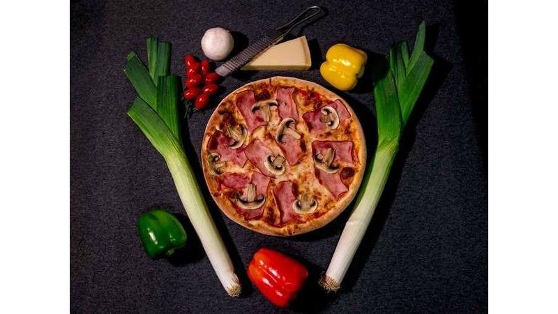Prosciutto e funghi mica