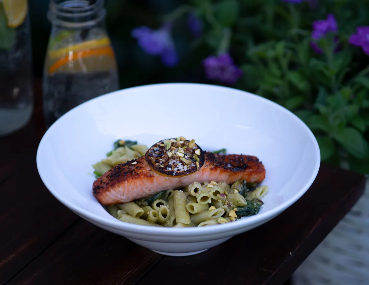 Pieczony łosoś z pesto pistacjowym