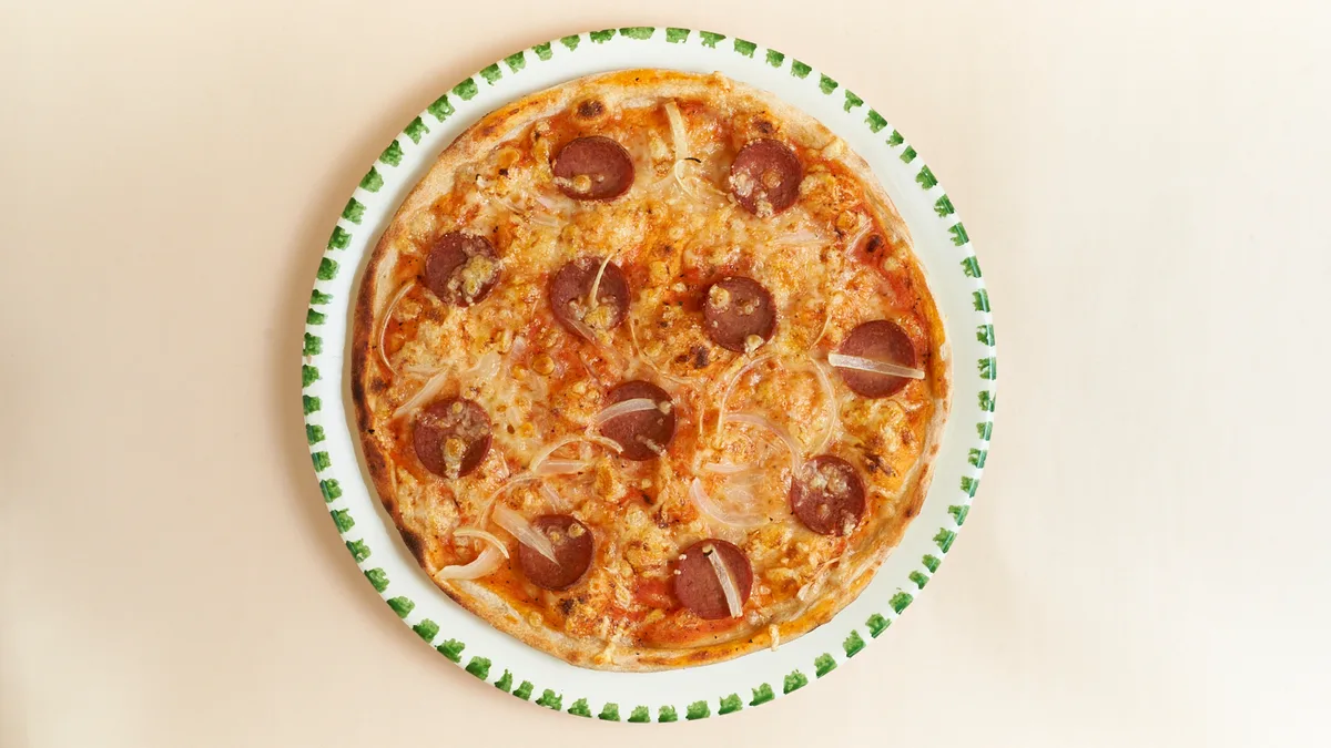11. Pizza Peperoniwurst mit Zwiebeln