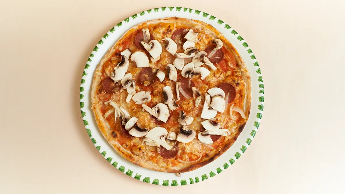 6. Pizza Salami mit Champignons