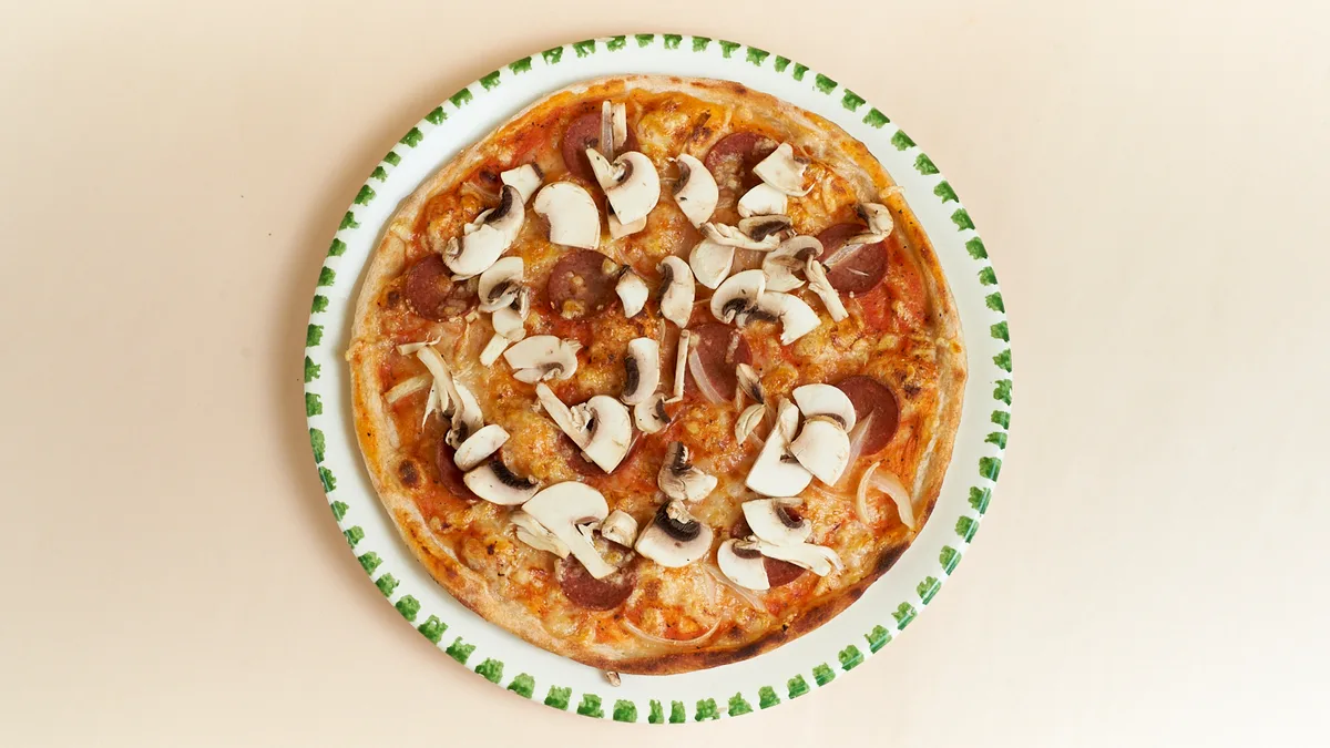 8. Pizza Salami mit Champignons und Zwiebeln