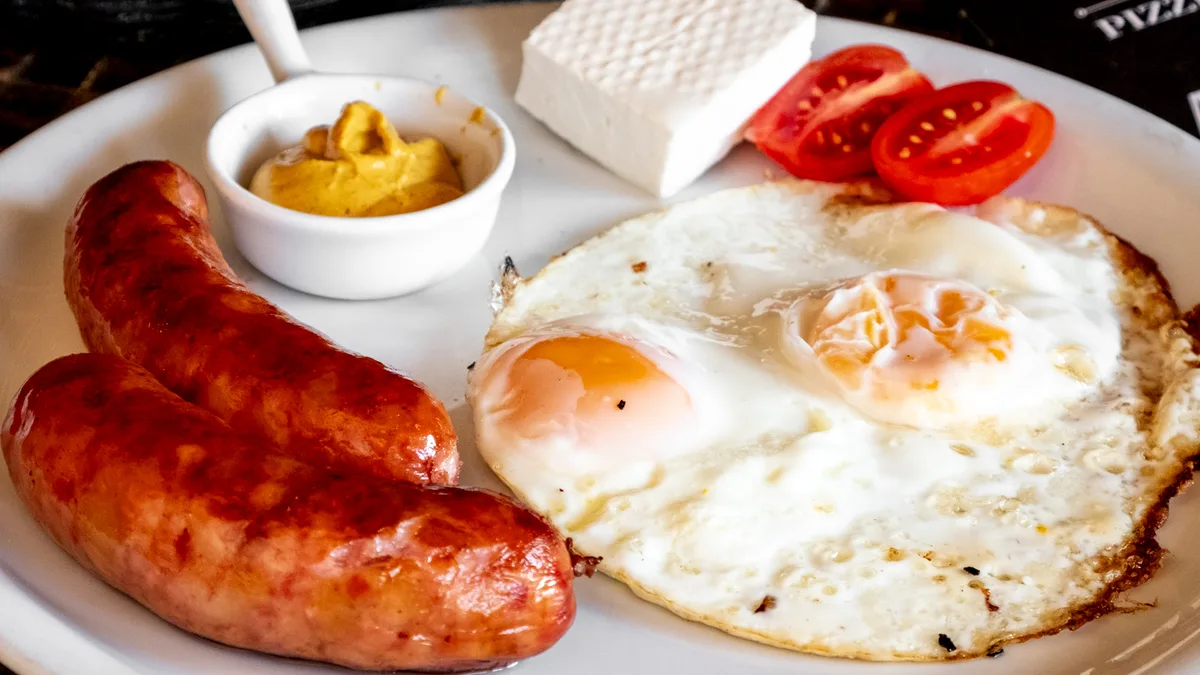 Wurst and eggs