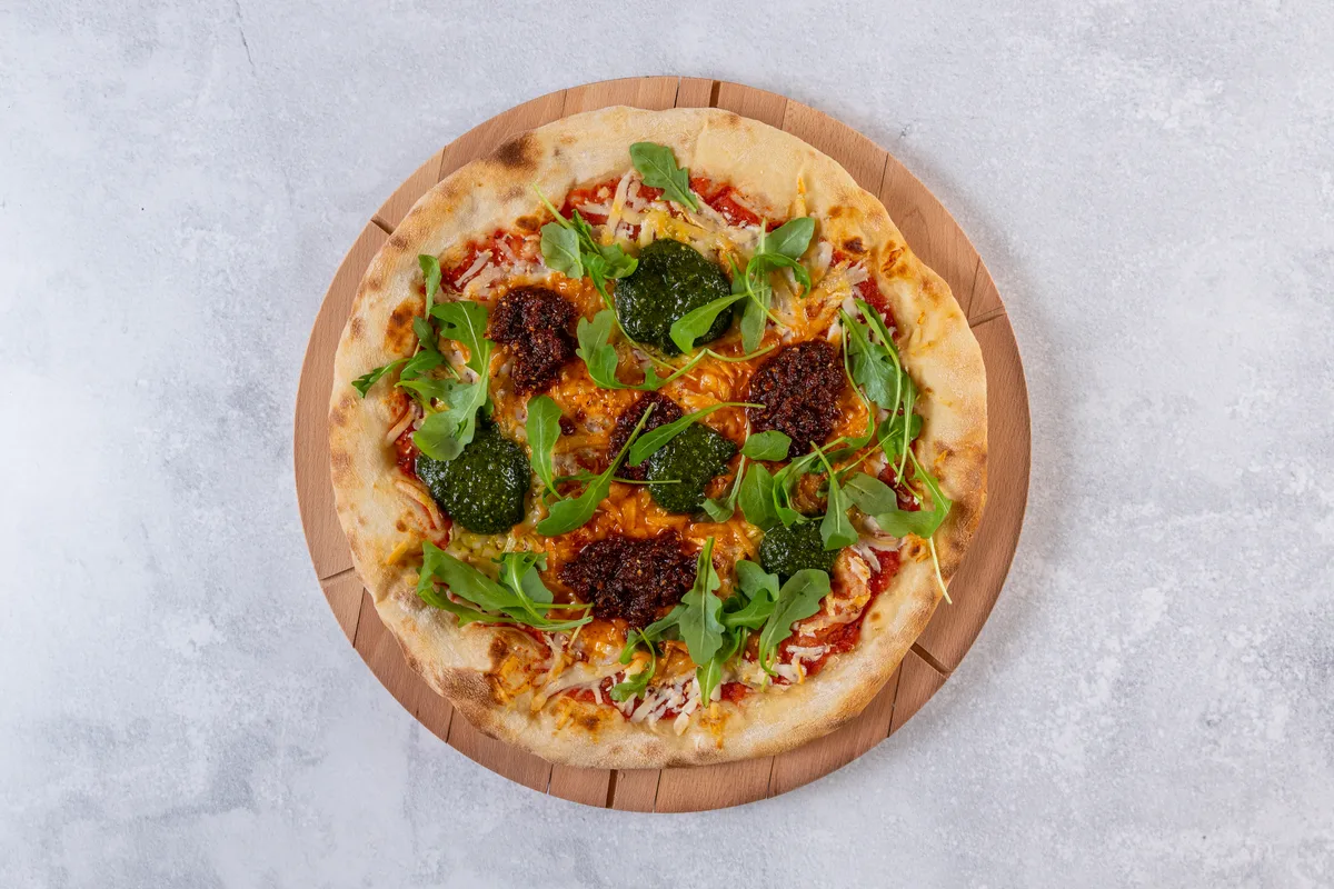 2. Pizza con pomodori e pesto