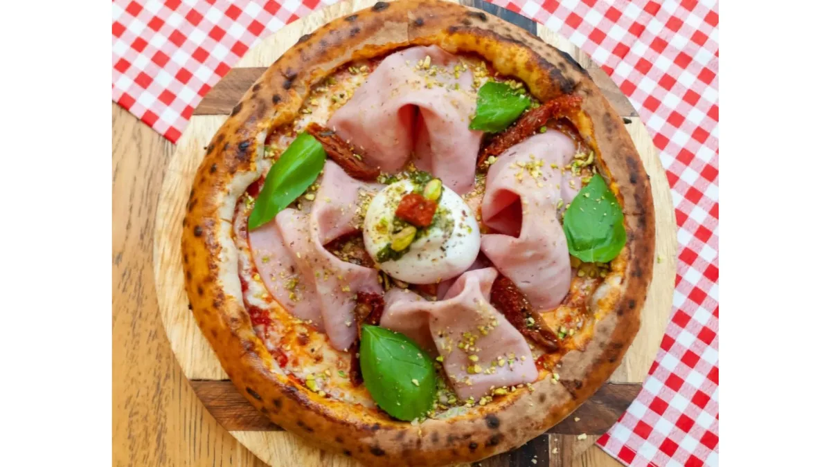 Pizza mortadella e burrata