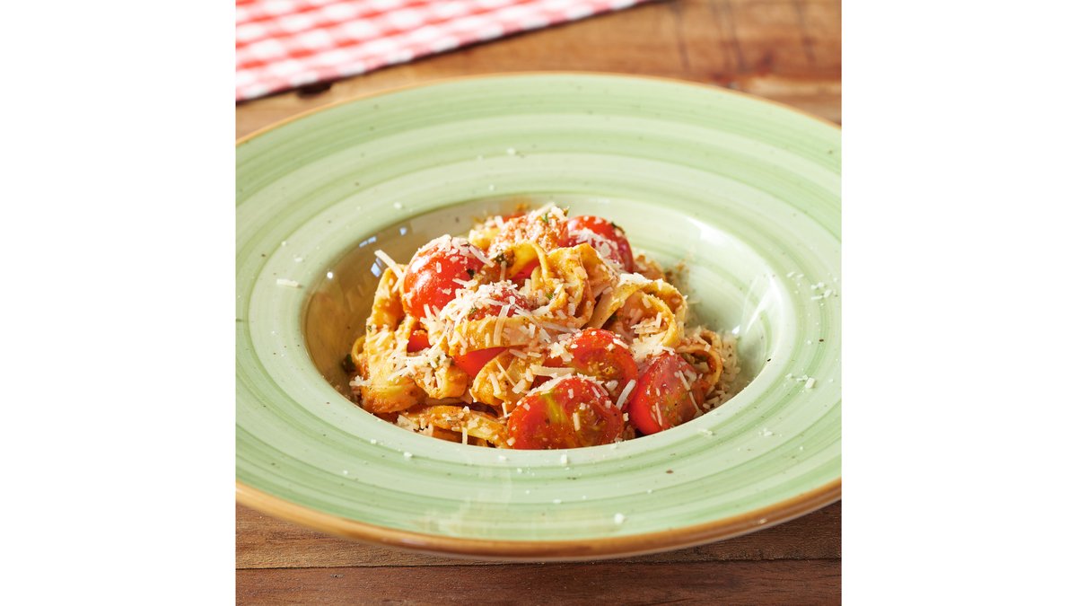 Tagliatelle con pomodoro e basilico fresco