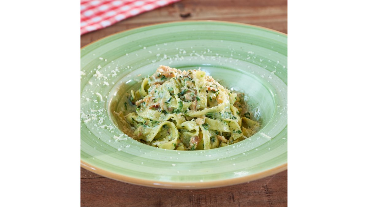 Tagliatelle con salmone e spinaci