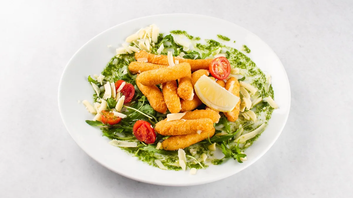 Mozzarella palčke na rukoli z baziliko in parmezanom