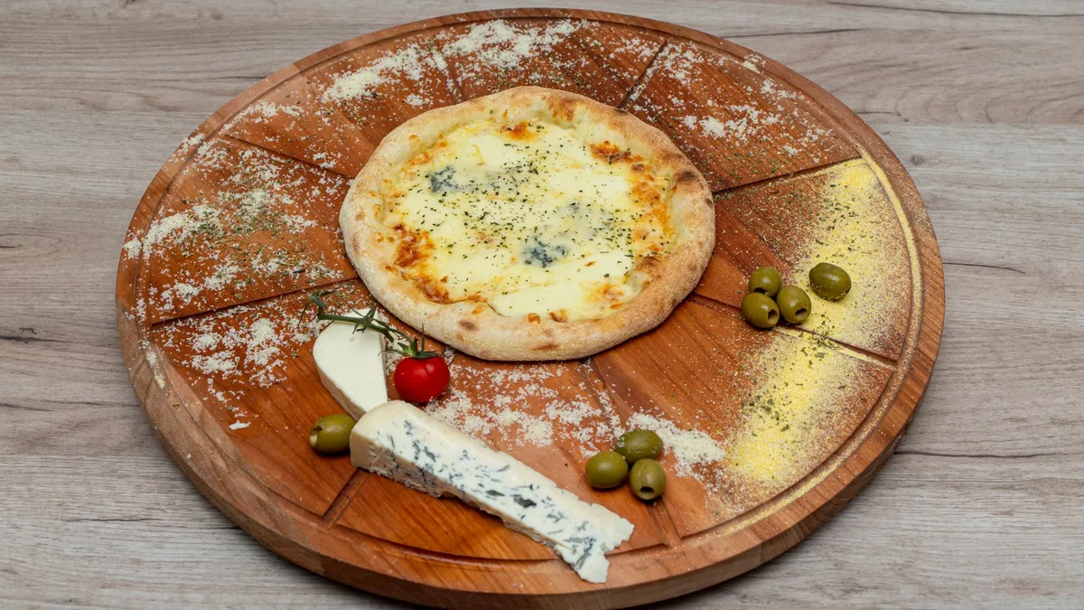 Quattro formaggi pizza 50cm