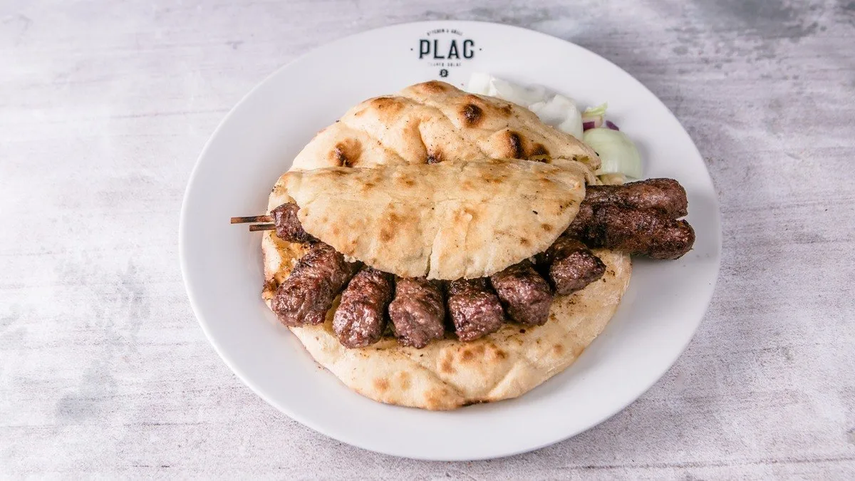 Ćevapčići i shish ćevapi u lepinji