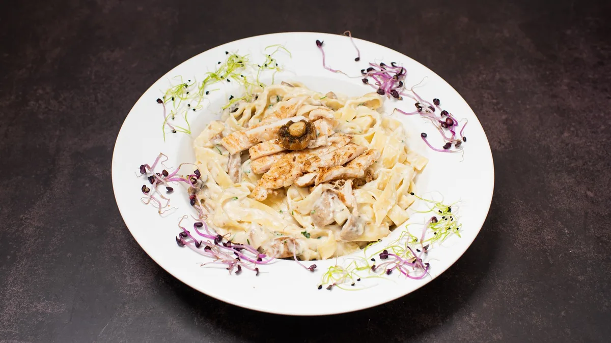 Erdei gombás tagliatelle csirkemell csíkokkal