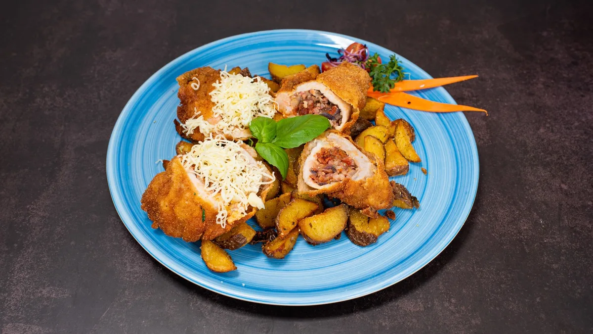 Kolbásszal-lilahagymával-baconnel-sajttal töltött rántott karaj steakburgonyával