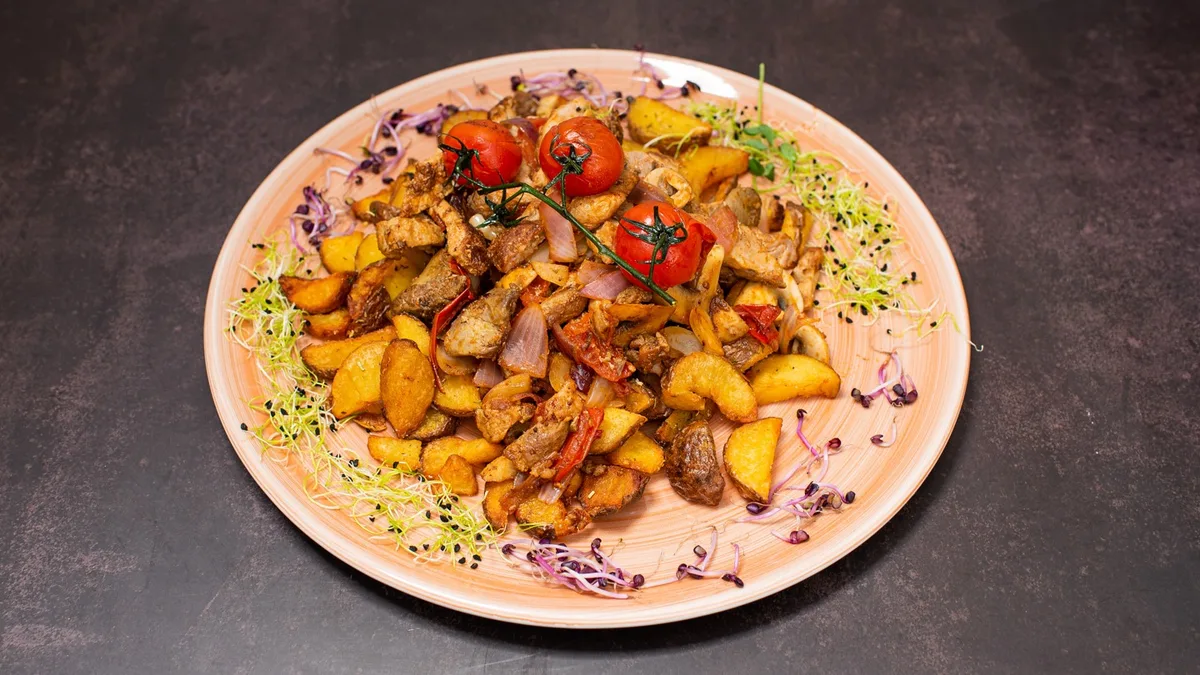 Pirított tarja csíkok gombával, csirkemájjal, lilahagymával, steakburgonyával
