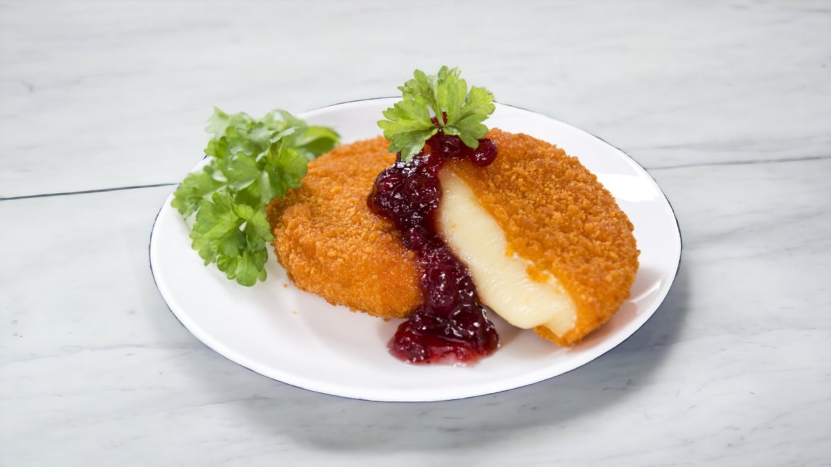Rántott camembert sajt, áfonya lekvárral