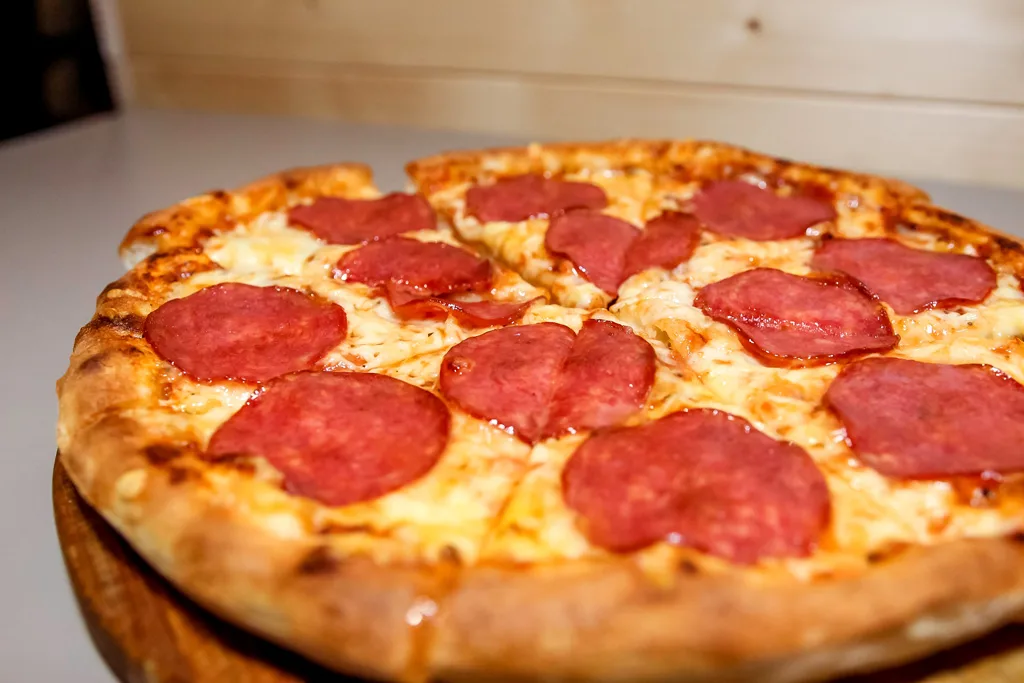 Szalámis pizza
