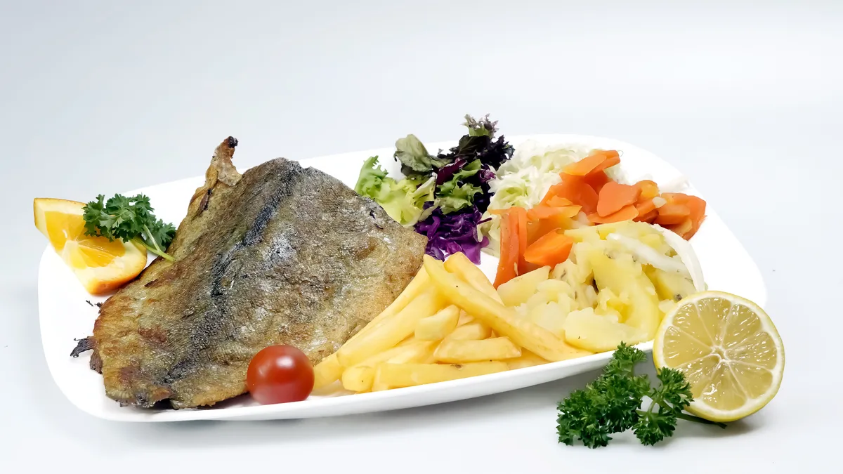 Očišćena sveža pastrmka na žaru porcija