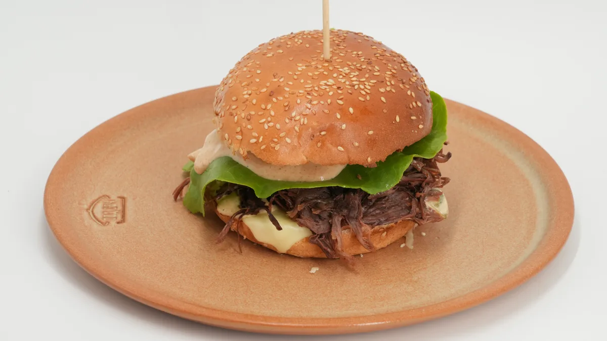 Burger sa cepkanom junetinom i Coca Cola