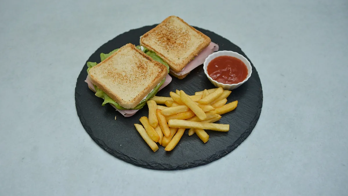 Tost sendvič sa šunkom