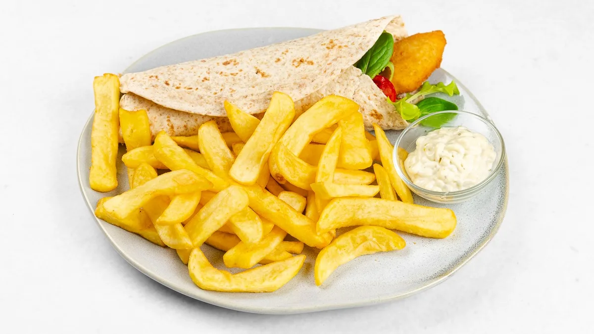 Hrustljavi piščančji wrap in pomfri