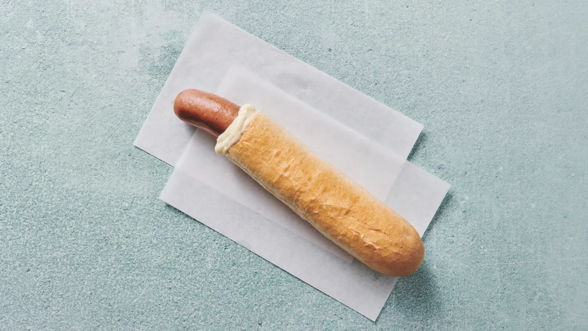 Fransk hot dog med chili-frankfurter