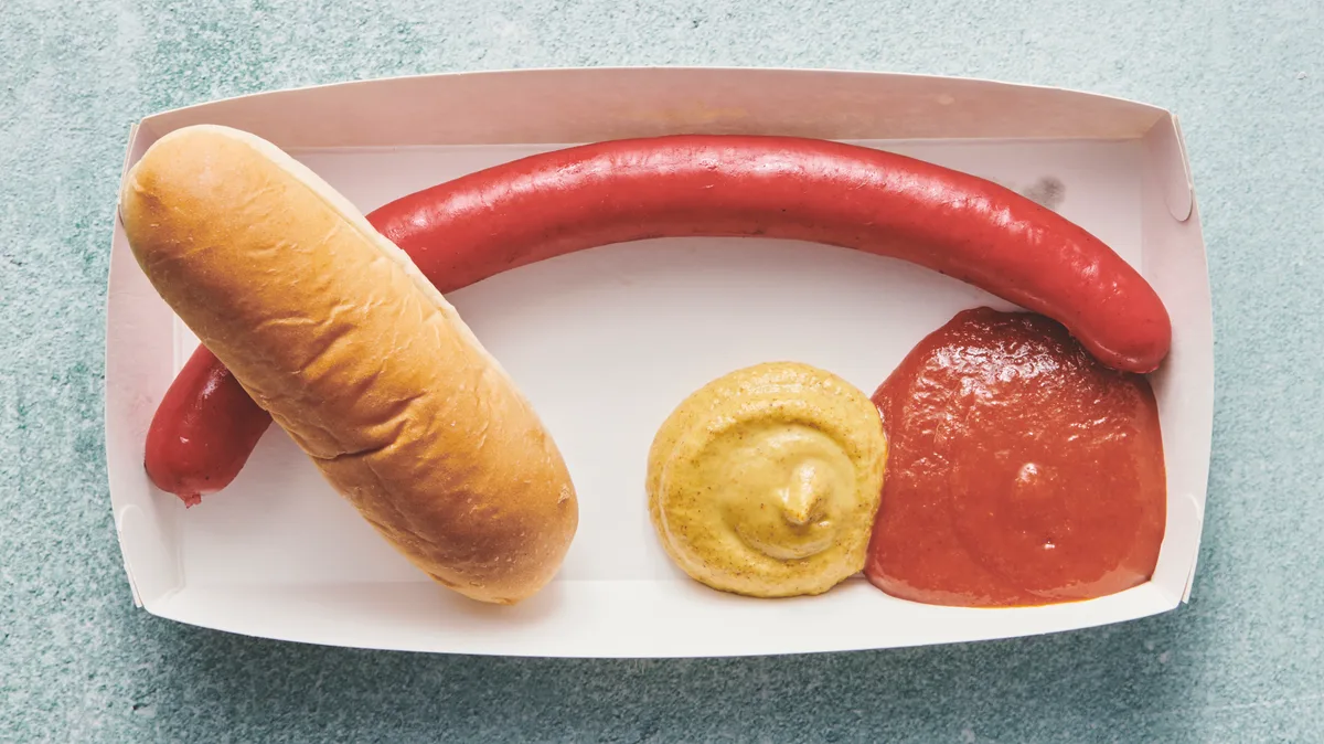 Rød pølse med brød