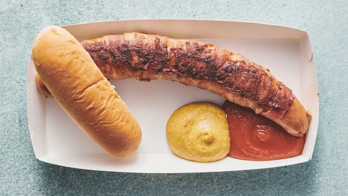 Stor frankfurter i svøb med brød