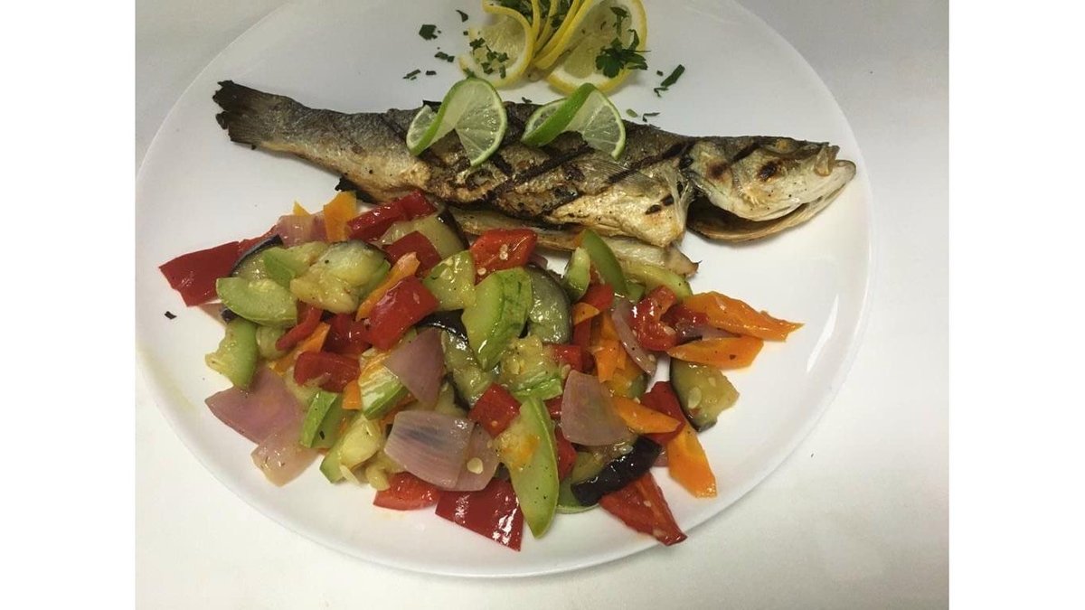 Biban de mare la grătar cu legume la grătar și sos de usturoi