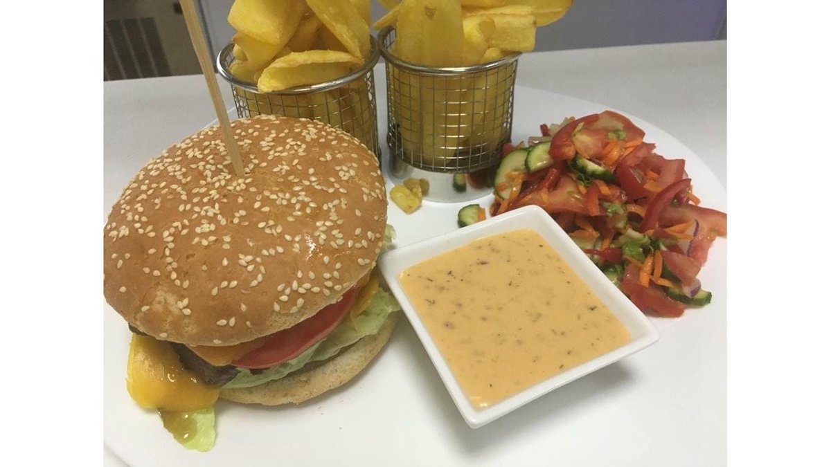 Burger de vită cu cartofi aurii și  sos salsa rossa