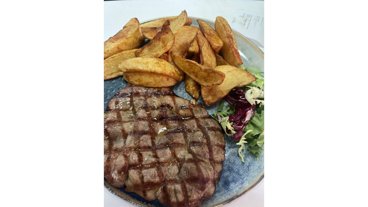 Ceafă de porc la grătar cu garnitură de cartofi prăjiți