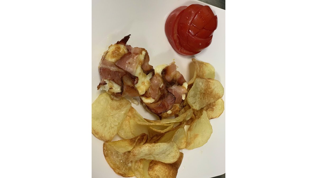 Cuiburi de ouă cu bacon și chips- uri de cartofi