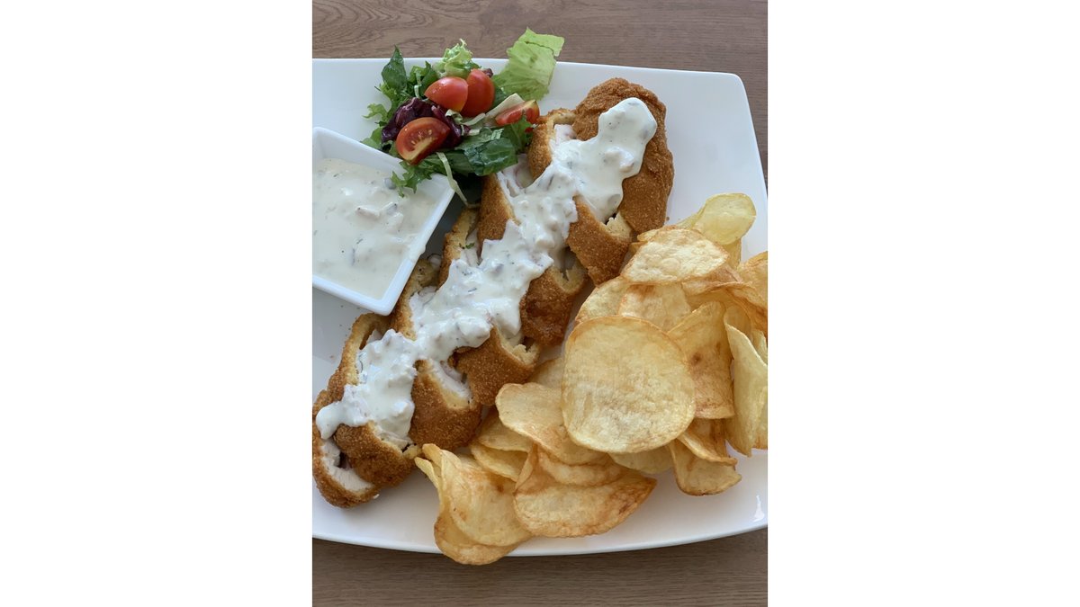 Gordon Bleu cu sos gorgonzola și chips-uri de cartofi