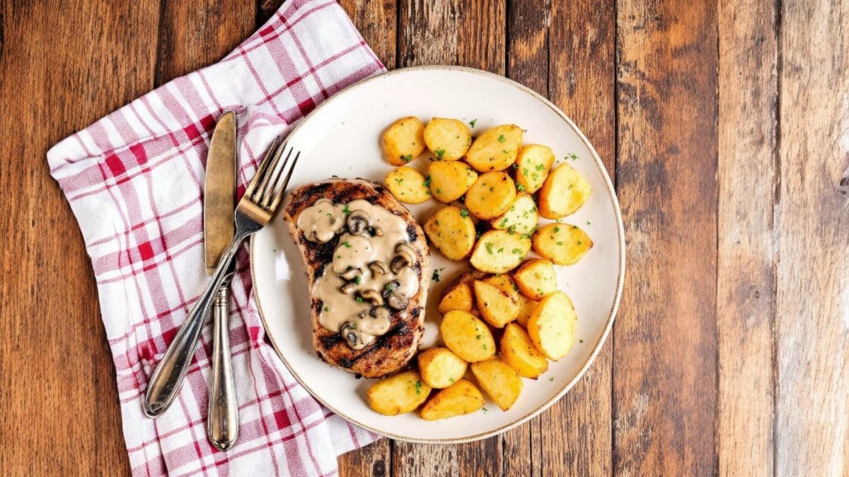 Mușchiuleț de porc la grătar cu sos de ciuperci și cartofi wedges