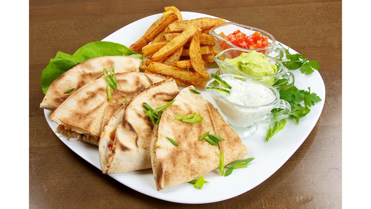 Quesadilla cu pui, cartofi prăjiți , sos guacamole, sos tzatziki, salsa de roșii
