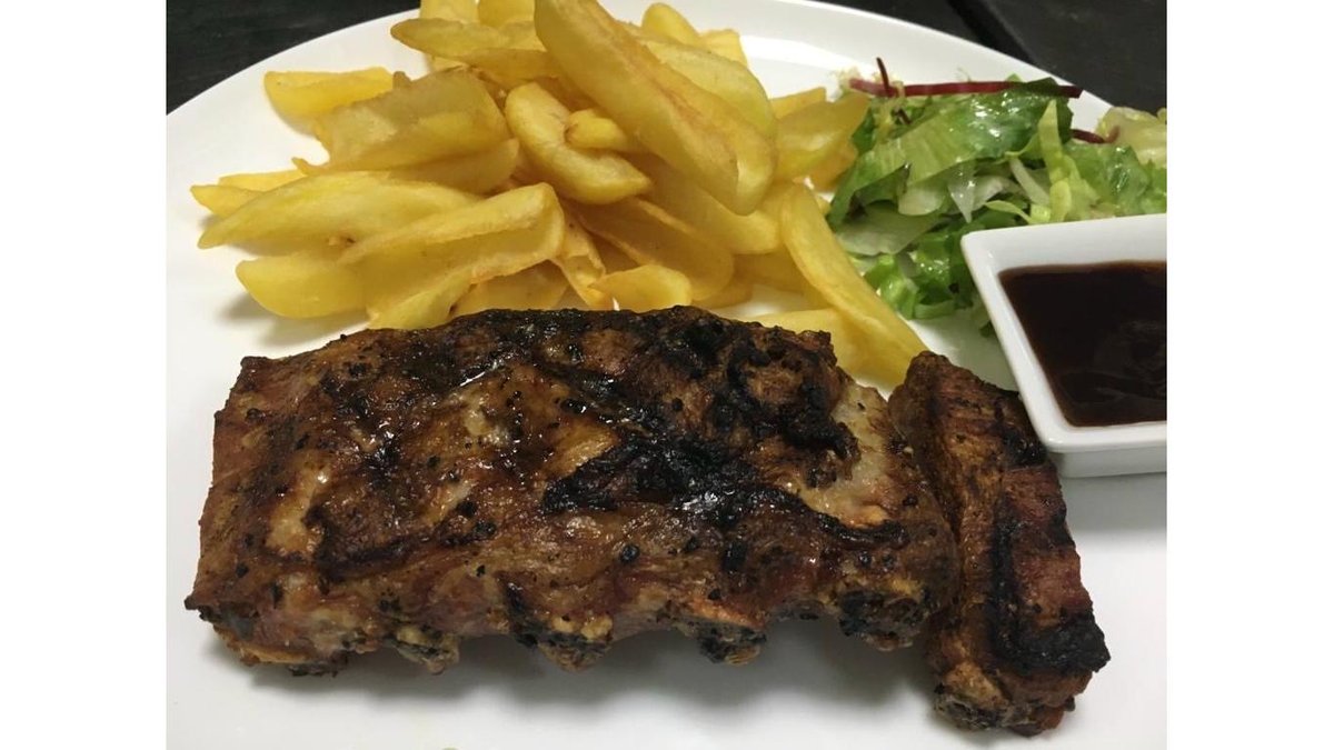 Scăriță de purcel cu cartofi aurii și sos barbeque