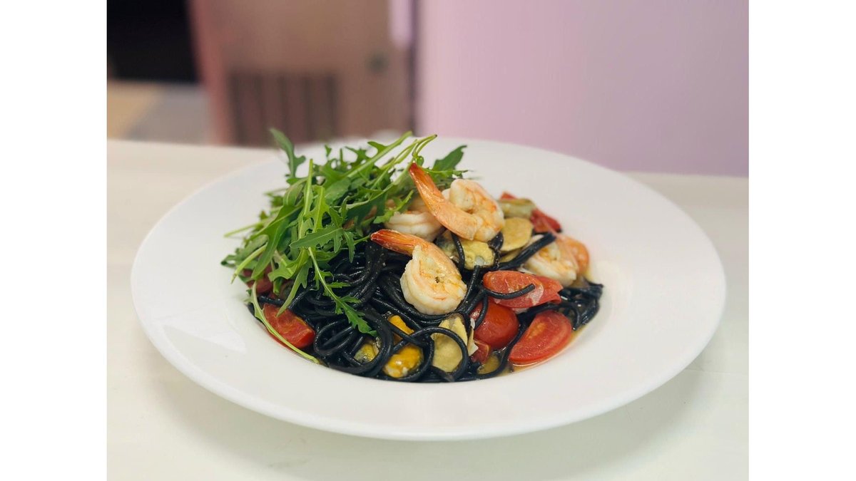 Spaghetti nero di seppia cu  creveți si roșii cherry